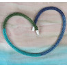 In Meeresfarben schimmert diese Kette - blau, türkis und ein bisschen (algen)grün.
