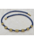 Blau-gelbe Kette aus Kunststoff-Kupferdraht